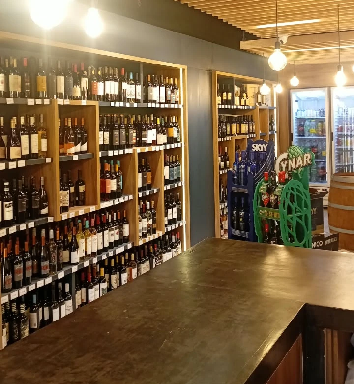 Estanterías de vinos y mostrador de madera de Dynasty
